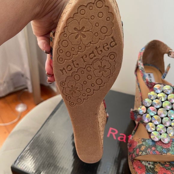 NWOT- Size 9 platform multicolor sandal - Picture 3 of 6